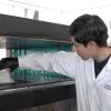 Estudiante del Tec de Monterrey durante el proceso de reciclado del plástico