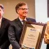 Empresario Pedro Madero sostiene el galardón Premio al Mérito EXATEC 2024 otorgado por el Tec de Monterrey campus Laguna