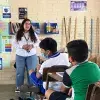 Eugenia Berenice Bernal exponiendo un tema sobre salud mental en una escuela.