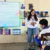 Eugenia Berenice Bernal exponiendo un tema sobre salud mental en una escuela.