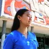 Cecilia Lee frente al edificio de Rectoría, en campus Monterrey.