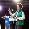 David Hernández muestra su título profesional, durante su ceremonia de graduación en campus Monterrey.