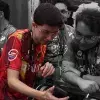 Joven de PrepaTec Laguna usa playera roja cosechando uno de sus logros internacionales en el mundial de robótica FIRST