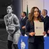 Geraldine jugando básquetbol y con su título universitario