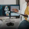 Médicos hablando frente a dos monitores mostrando imágenes médicas.