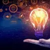Ilustración conceptual de innovación, representada por un foco con elementos alrededor que muestran el networking, trabajo en equipo, entre otros temas