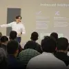 Jimmy Carbajal dando una presentación frente a un público.