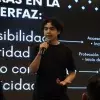 Integrante del equipo ganador del reto industrial exponiendo su proyecto