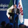 José Arteaga dando su discurso al recibir su premio