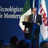 José Arteaga dando su discurso al recibir su premio
