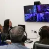 Colaboradores observando la transmisión de las salas de escape.