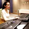 Alexa Castillo en el estudio de la carrera de Tecnología y Producción Musical del Tec.