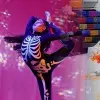 Danza y un altar de muertos expuestos en el evento.