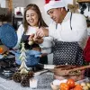 Familia mexicana preparando comida en navidad