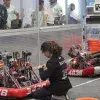 Fotografía donde un integrante del equipo de robótica Lambot 3478 se encuentra afinando detalles antes del comienzo de la competencia