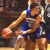 Jugador de básquetbol con uniforme de Borregos Laguna disputa el juego contra atletas con uniforme negro