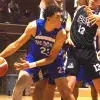 Jugador de básquetbol con uniforme de Borregos Laguna disputa el juego contra atletas con uniforme negro
