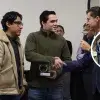 Gustavo y Jonathan recibiendo el trofeo de la competencia SPS Challenge 