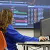 Estudiante en el laboratorio de finanzas