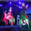 Alumnas del Tec Sonora Norte en el escenario con Caro Heredia.