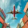 Avión volando sobre contenedores