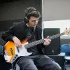 David Escudero tocando el bajo
