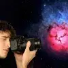 Mauricio Villarreal con una cámara fotográfica Canon.