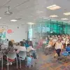 Alumnos impartiendo taller a adultos mayores