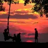 Niños jugando en el atardecer