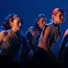 Cuatro bailarinas en el escenario.