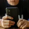 niño consulta redes sociales. adicción a las redes sociales.