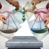 Imagen conceptual de votos sobre una urna, con un símbolo de justicia