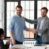 Líder de empresa reconoce a sus colaboradores 
