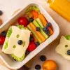 Snack con verduras, frutas y lonche