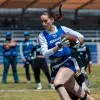 Jugadora de tochito bandera de Borregos Laguna corre hacia la zona de anotación con el balón en mano