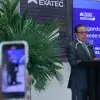 Edgardo del Rincón dando un discurso en ceremonia de premiación