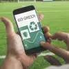 Joven sosteniendo celular, que muestra la app Go Green