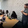 Profesor habla frente a un grupo de estudiantes 