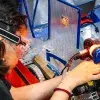 Estudiante de prepatec arreglando robot en FIRST