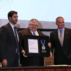 Agustín Carstens recibe medalla.