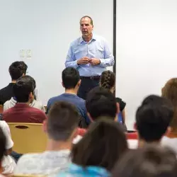 Profesor de la materia de emprendimiento