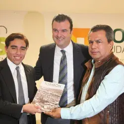 Alumno de Arquitectura entrega catálogo al alcalde de Torreón.