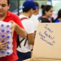 Alumnos apoyando en la organización de víveres.