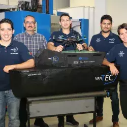 Alumnos con el barco robot