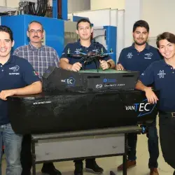 Alumnos con el barco robot