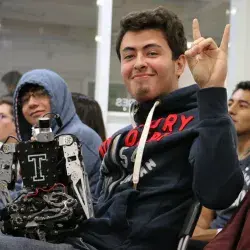 Joven estudiante participando en la Semana de Tópicos