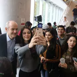 Presidente de Alibaba con alumnos