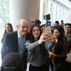 Presidente de Alibaba con alumnos