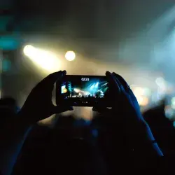 Persona grabando festival