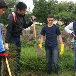 Los estudiantes de bachillerato apoyaron en la reforestación y habilitación de diversos espacios públicos.